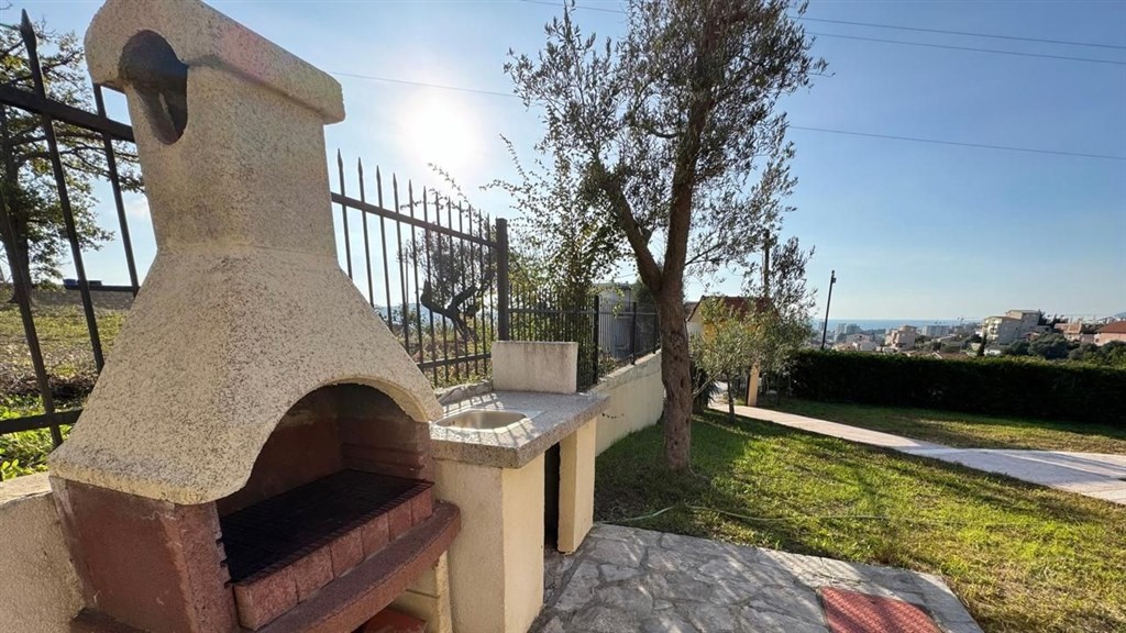 na-prodej-luxusni-rodinny-dum-s-panoramatickym-vyhledem-terasou-a-zahradou-v-baru-cerna-hora