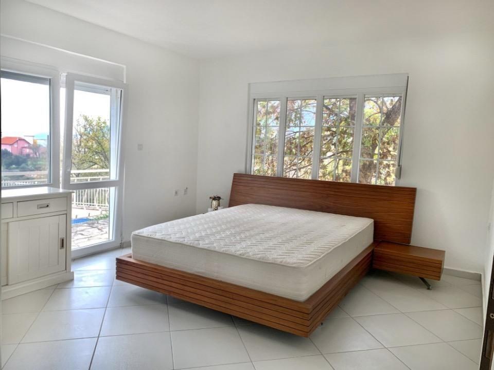 na-prodej-luxusni-rodinny-dum-s-panoramatickym-vyhledem-terasou-a-zahradou-v-baru-cerna-hora