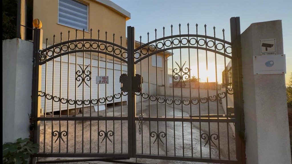 na-prodej-luxusni-rodinny-dum-s-panoramatickym-vyhledem-terasou-a-zahradou-v-baru-cerna-hora