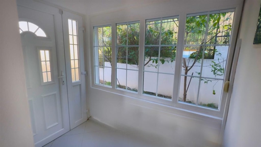 na-prodej-luxusni-rodinny-dum-s-panoramatickym-vyhledem-terasou-a-zahradou-v-baru-cerna-hora