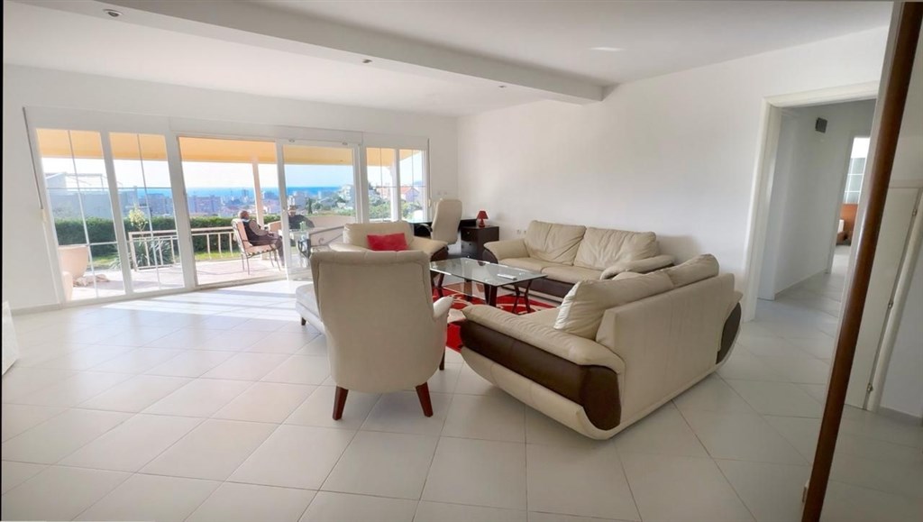 na-prodej-luxusni-rodinny-dum-s-panoramatickym-vyhledem-terasou-a-zahradou-v-baru-cerna-hora