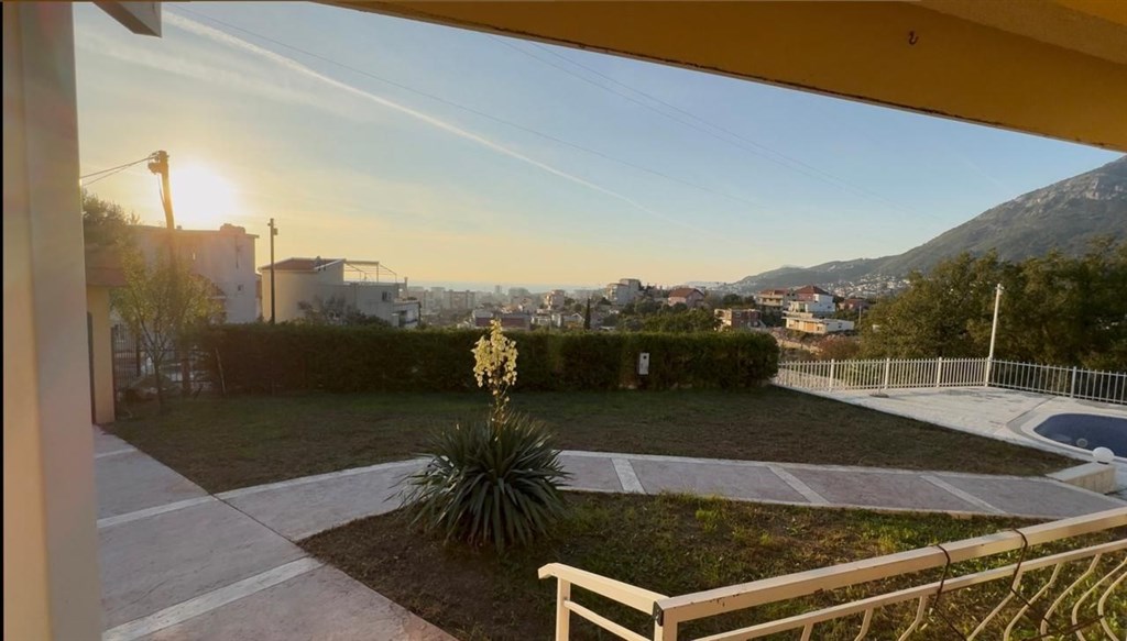 na-prodej-luxusni-rodinny-dum-s-panoramatickym-vyhledem-terasou-a-zahradou-v-baru-cerna-hora