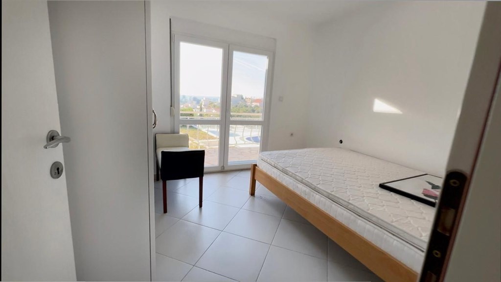 na-prodej-luxusni-rodinny-dum-s-panoramatickym-vyhledem-terasou-a-zahradou-v-baru-cerna-hora