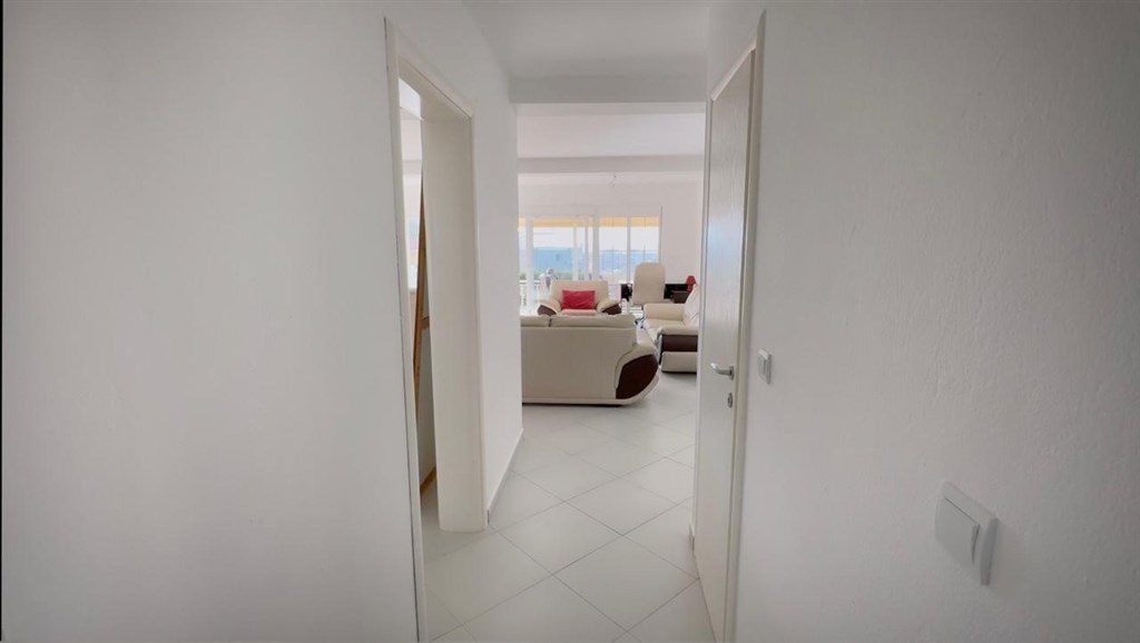 na-prodej-luxusni-rodinny-dum-s-panoramatickym-vyhledem-terasou-a-zahradou-v-baru-cerna-hora