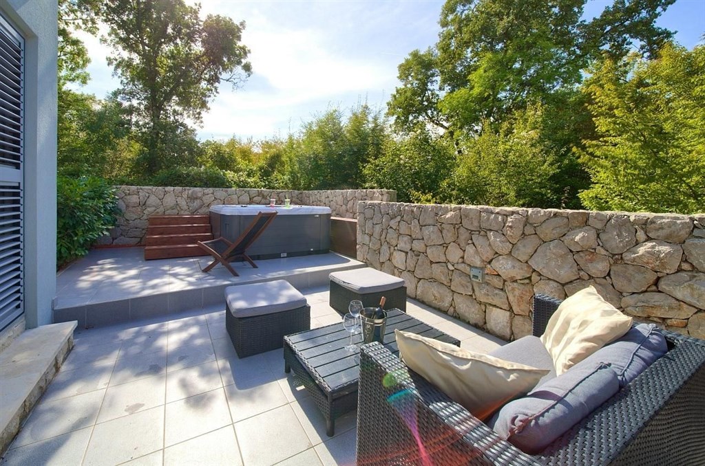 na-prodej-hezky-dum-ve-stredomorskem-stylu-s-bazenem-dobrinj-ostrov-krk-chorvatsko