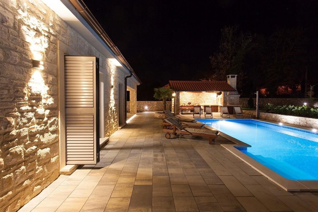 na-prodej-hezky-dum-ve-stredomorskem-stylu-s-bazenem-dobrinj-ostrov-krk-chorvatsko