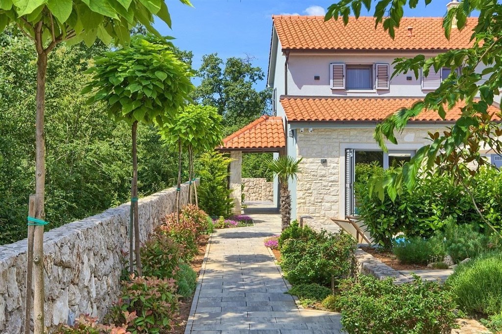 na-prodej-hezky-dum-ve-stredomorskem-stylu-s-bazenem-dobrinj-ostrov-krk-chorvatsko