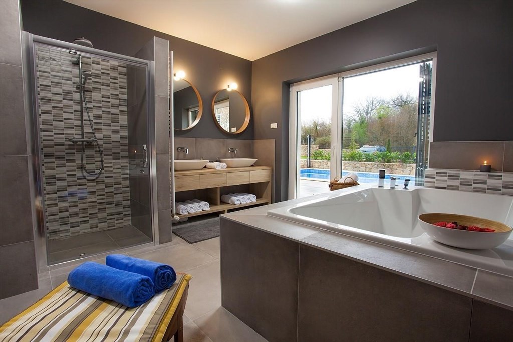 na-prodej-hezky-dum-ve-stredomorskem-stylu-s-bazenem-dobrinj-ostrov-krk-chorvatsko