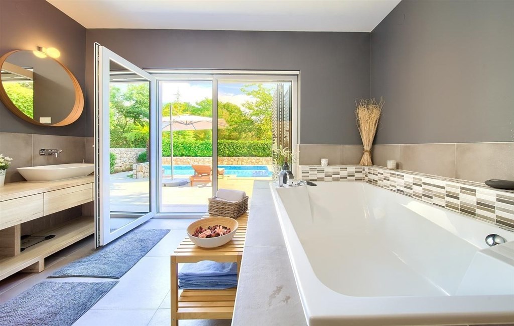 na-prodej-hezky-dum-ve-stredomorskem-stylu-s-bazenem-dobrinj-ostrov-krk-chorvatsko