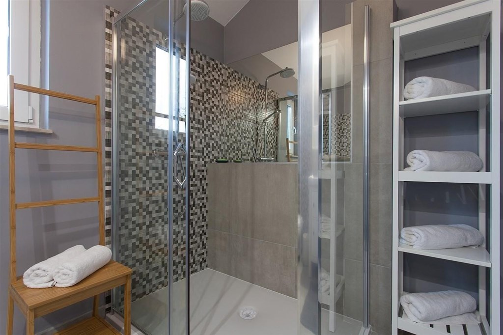 na-prodej-hezky-dum-ve-stredomorskem-stylu-s-bazenem-dobrinj-ostrov-krk-chorvatsko