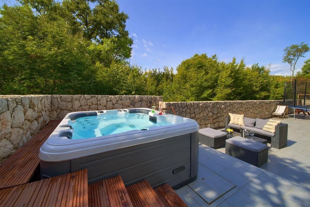 na-prodej-hezky-dum-ve-stredomorskem-stylu-s-bazenem-dobrinj-ostrov-krk-chorvatsko