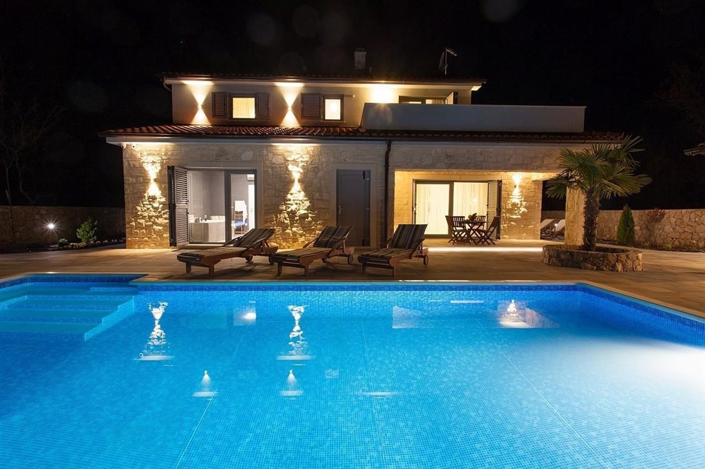 na-prodej-hezky-dum-ve-stredomorskem-stylu-s-bazenem-dobrinj-ostrov-krk-chorvatsko