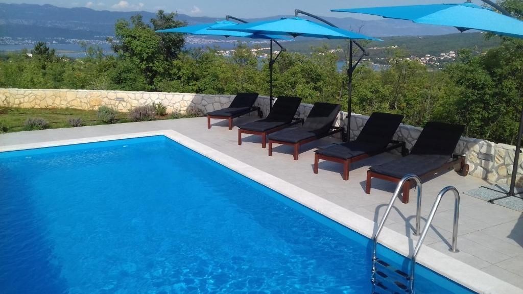 na-prodej-krasna-vila-s-panoramatickym-vyhledem-na-more-dobrinj-ostrov-krk-chorvatsko