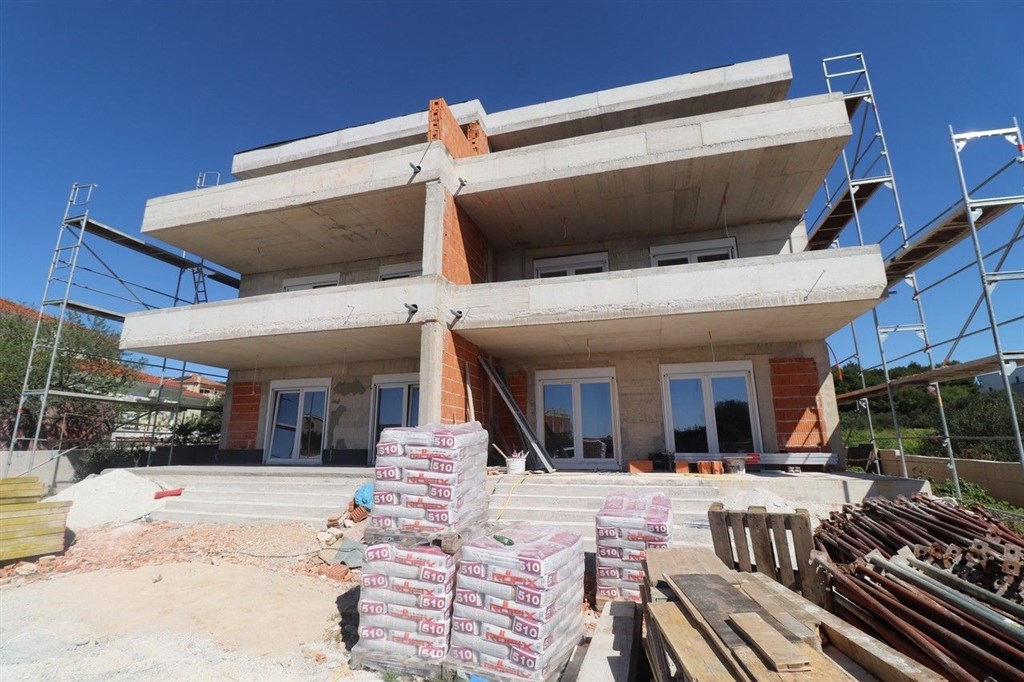 na-prodej-krasny-novy-dum-s-bazenem-a-castecnym-vyhledem-na-more-tribunj-chorvatsko