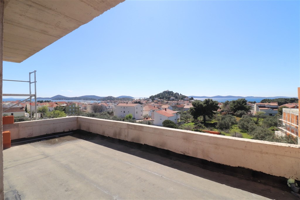 na-prodej-krasny-novy-dum-s-bazenem-a-castecnym-vyhledem-na-more-tribunj-chorvatsko