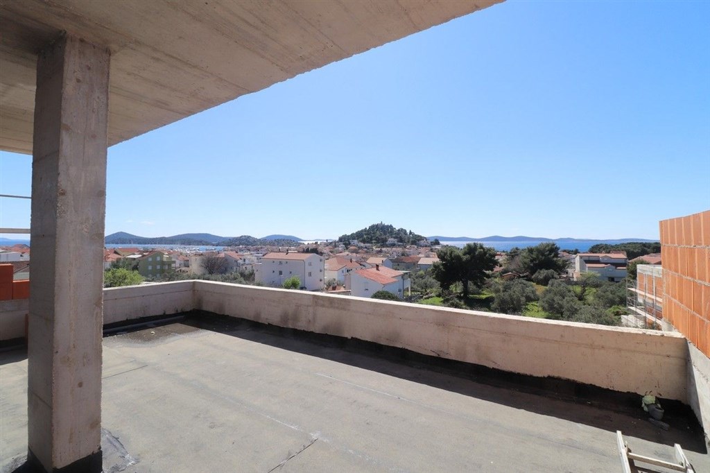 na-prodej-krasny-novy-dum-s-bazenem-a-castecnym-vyhledem-na-more-tribunj-chorvatsko