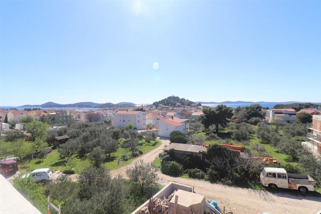 na-prodej-krasny-novy-dum-s-bazenem-a-castecnym-vyhledem-na-more-tribunj-chorvatsko