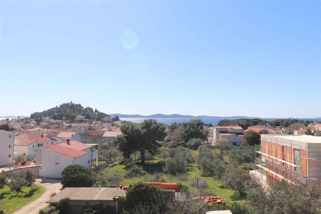 na-prodej-krasny-novy-dum-s-bazenem-a-castecnym-vyhledem-na-more-tribunj-chorvatsko