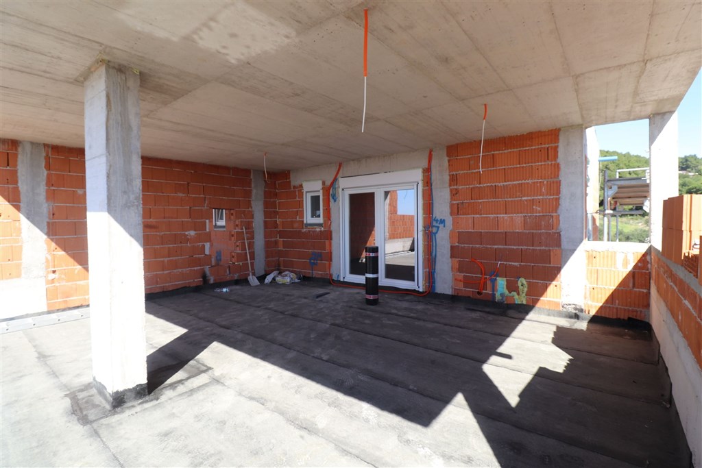 na-prodej-krasny-novy-dum-s-bazenem-a-castecnym-vyhledem-na-more-tribunj-chorvatsko