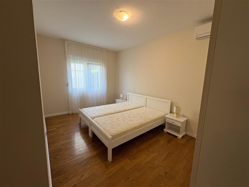 na-prodej-prostorny-apartman-s-vyhledem-na-more-bijela-heceg-novi-cerna-hora