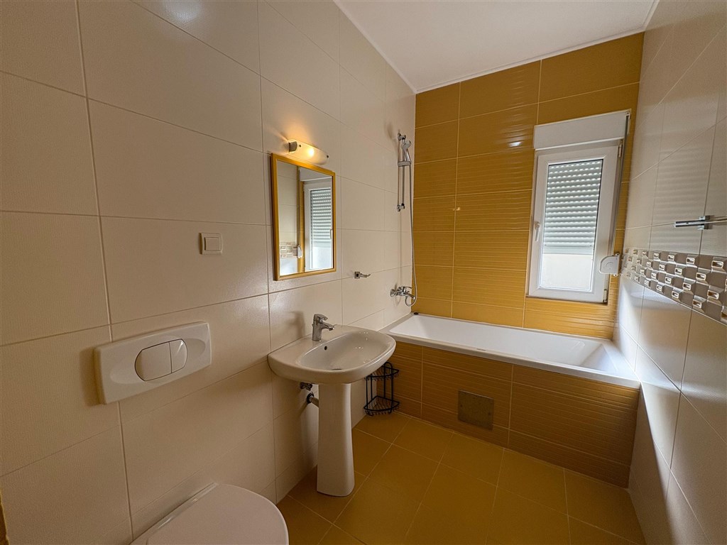 na-prodej-prostorny-apartman-s-vyhledem-na-more-bijela-heceg-novi-cerna-hora