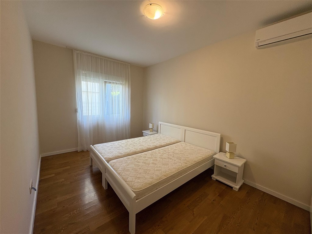 na-prodej-prostorny-apartman-s-vyhledem-na-more-bijela-heceg-novi-cerna-hora