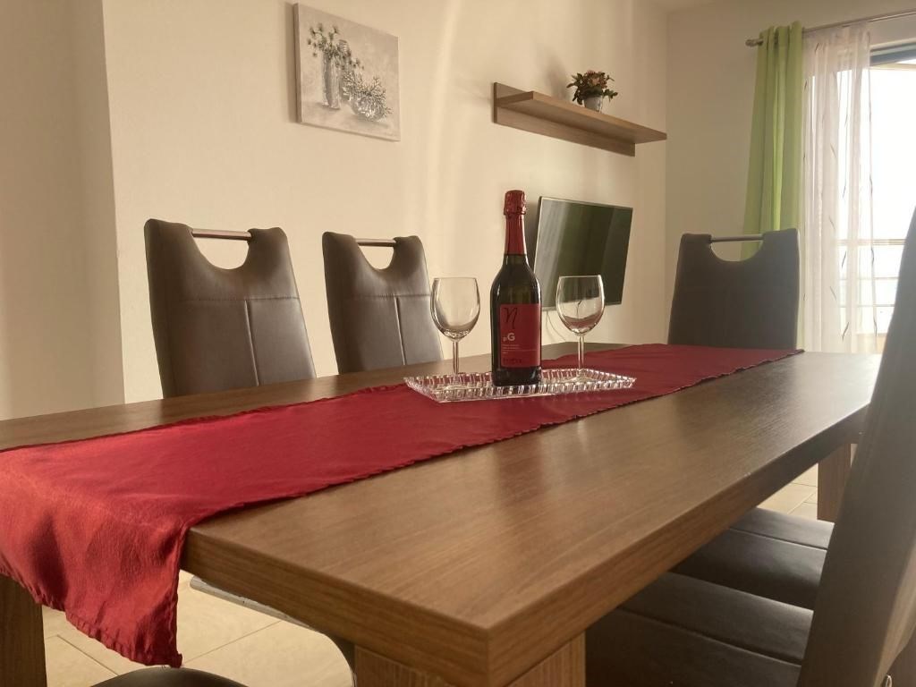 na-prodej-velmi-pekny-apartmanovy-dum-v-prvni-rade-od-more-privlaka-chorvatsko