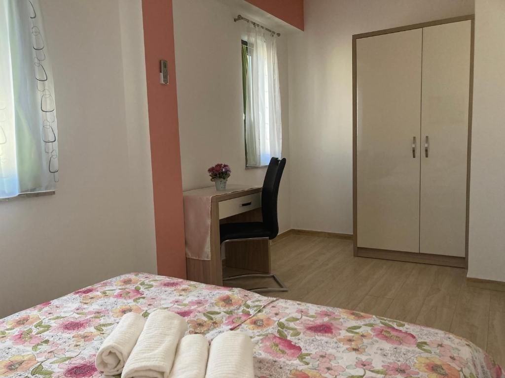na-prodej-velmi-pekny-apartmanovy-dum-v-prvni-rade-od-more-privlaka-chorvatsko