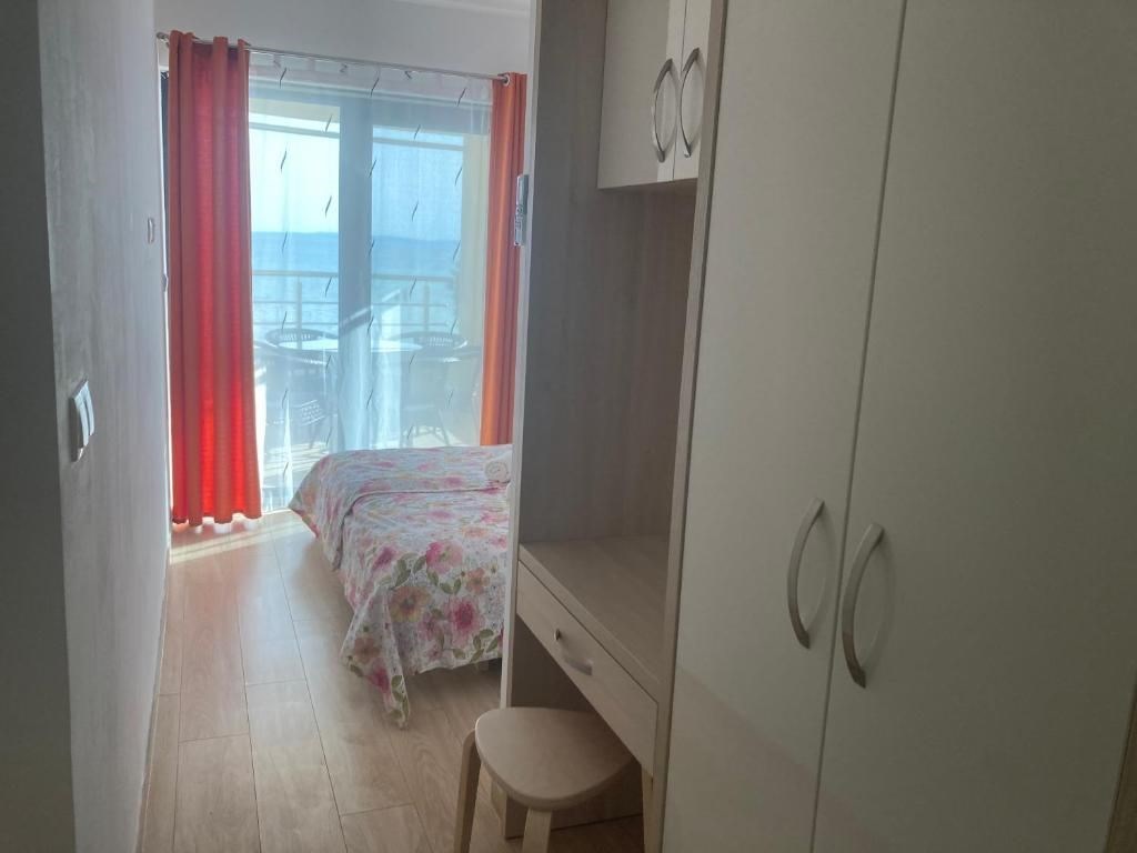 na-prodej-velmi-pekny-apartmanovy-dum-v-prvni-rade-od-more-privlaka-chorvatsko
