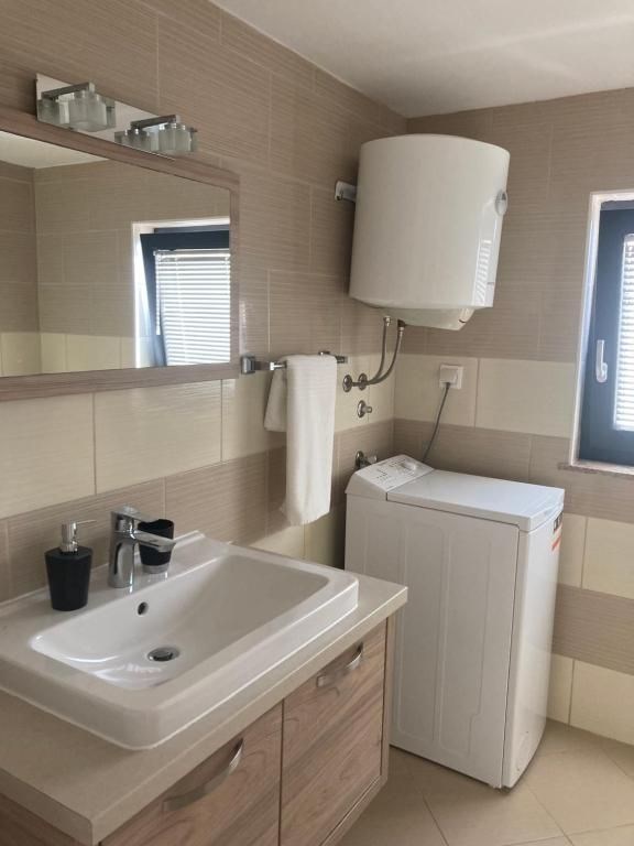 na-prodej-velmi-pekny-apartmanovy-dum-v-prvni-rade-od-more-privlaka-chorvatsko