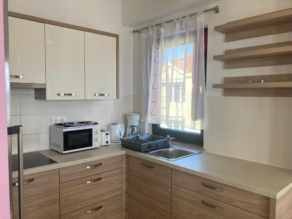 na-prodej-velmi-pekny-apartmanovy-dum-v-prvni-rade-od-more-privlaka-chorvatsko