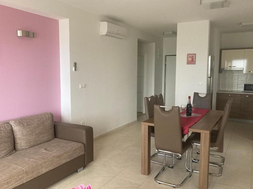 na-prodej-velmi-pekny-apartmanovy-dum-v-prvni-rade-od-more-privlaka-chorvatsko