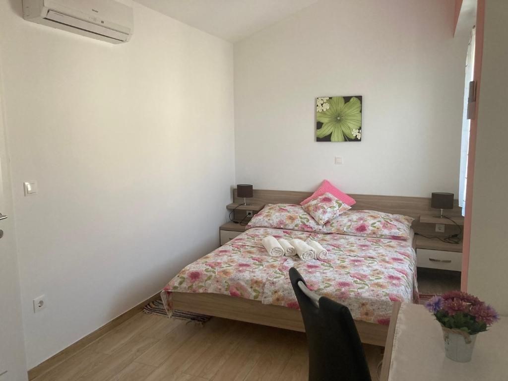 na-prodej-velmi-pekny-apartmanovy-dum-v-prvni-rade-od-more-privlaka-chorvatsko