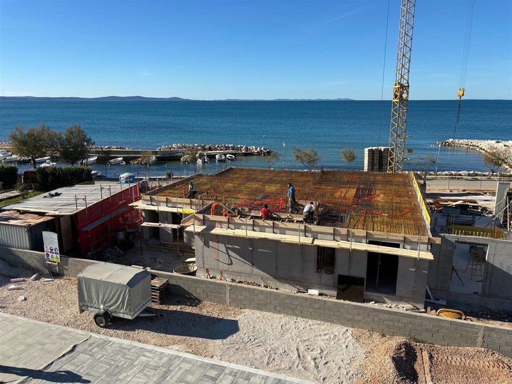 na-prodej-luxusni-apartman-s-bazenem-v-1-rade-u-more-ninzaton-chorvatsko