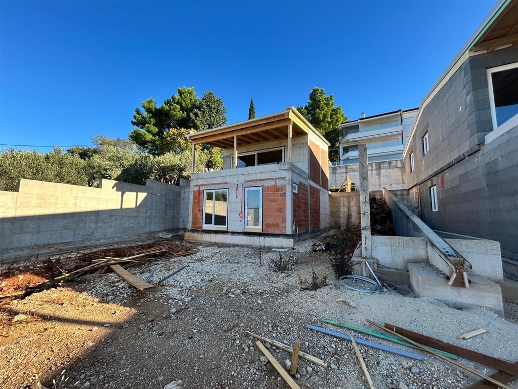 na-prodej-dvoupodlazni-apartman-se-3-loznicemi-a-zahradkou-v-novostavbe-par-metru-od-more-privlaka-chorvatsko