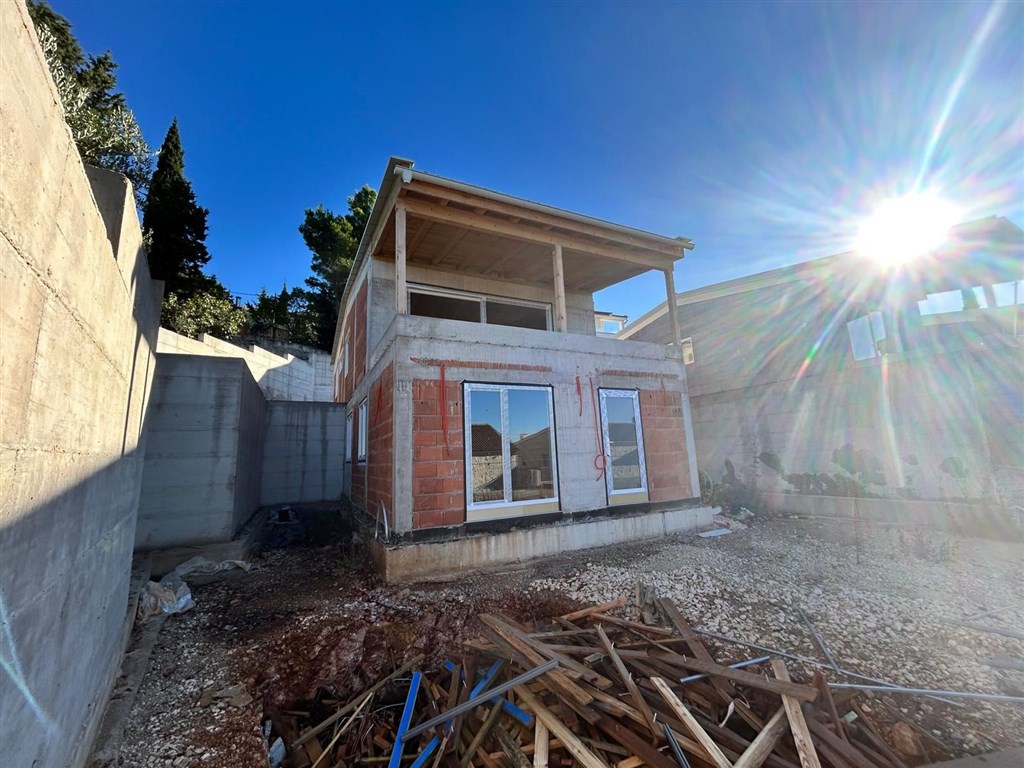 na-prodej-dvoupodlazni-apartman-se-3-loznicemi-a-zahradkou-v-novostavbe-par-metru-od-more-privlaka-chorvatsko