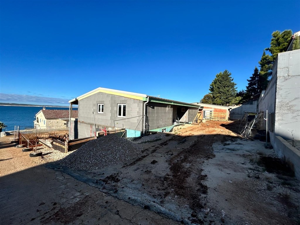 na-prodej-dvoupodlazni-apartman-se-3-loznicemi-a-zahradkou-v-novostavbe-par-metru-od-more-privlaka-chorvatsko