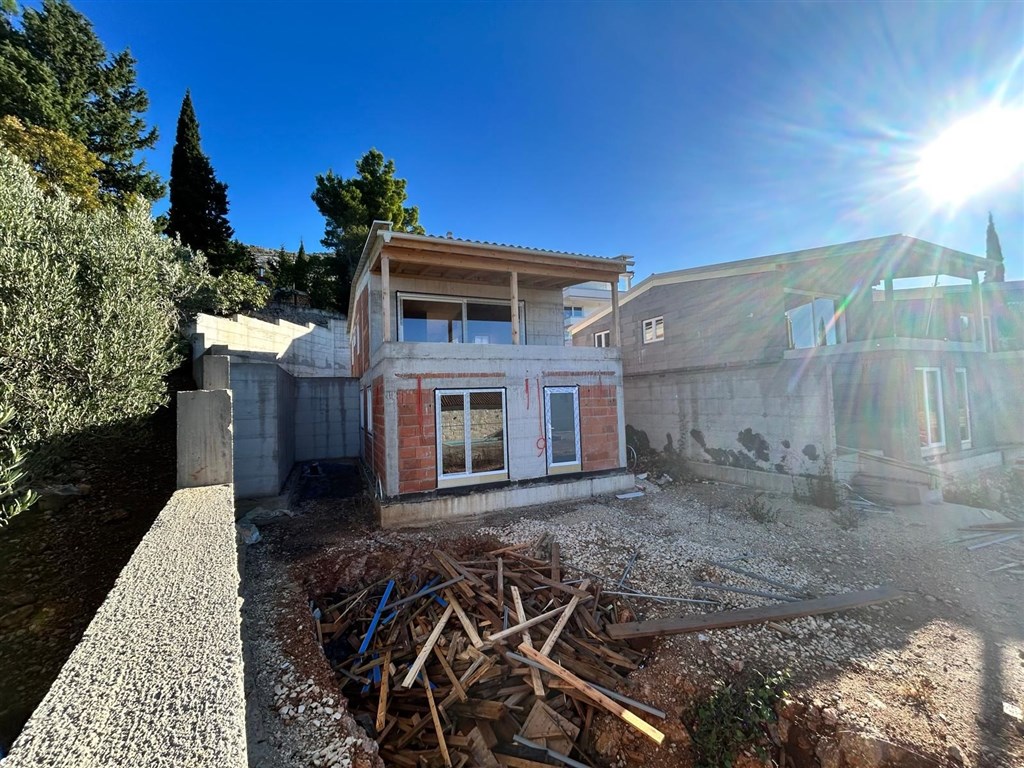 na-prodej-dvoupodlazni-apartman-se-3-loznicemi-a-zahradkou-v-novostavbe-par-metru-od-more-privlaka-chorvatsko