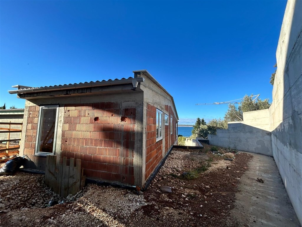 na-prodej-dvoupodlazni-apartman-se-3-loznicemi-a-zahradkou-v-novostavbe-par-metru-od-more-privlaka-chorvatsko