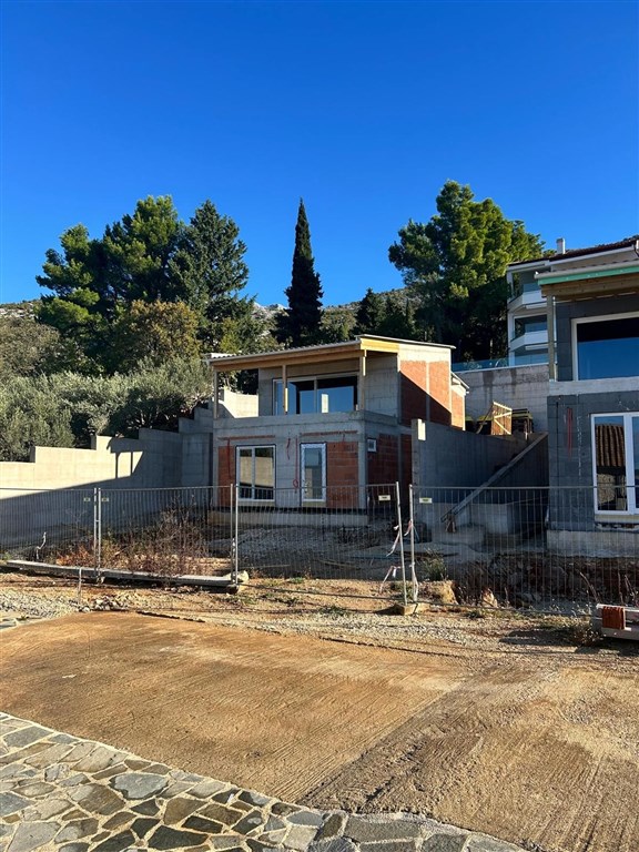 na-prodej-dvoupodlazni-apartman-se-3-loznicemi-a-zahradkou-v-novostavbe-par-metru-od-more-privlaka-chorvatsko