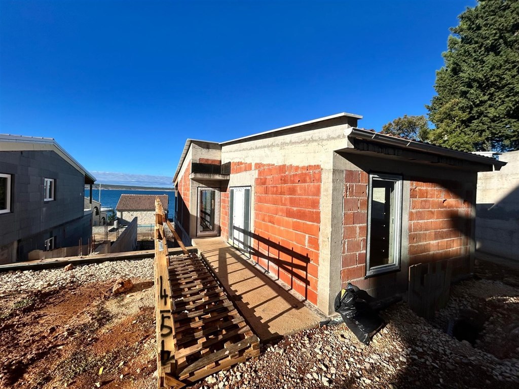 na-prodej-dvoupodlazni-apartman-se-3-loznicemi-a-zahradkou-v-novostavbe-par-metru-od-more-privlaka-chorvatsko