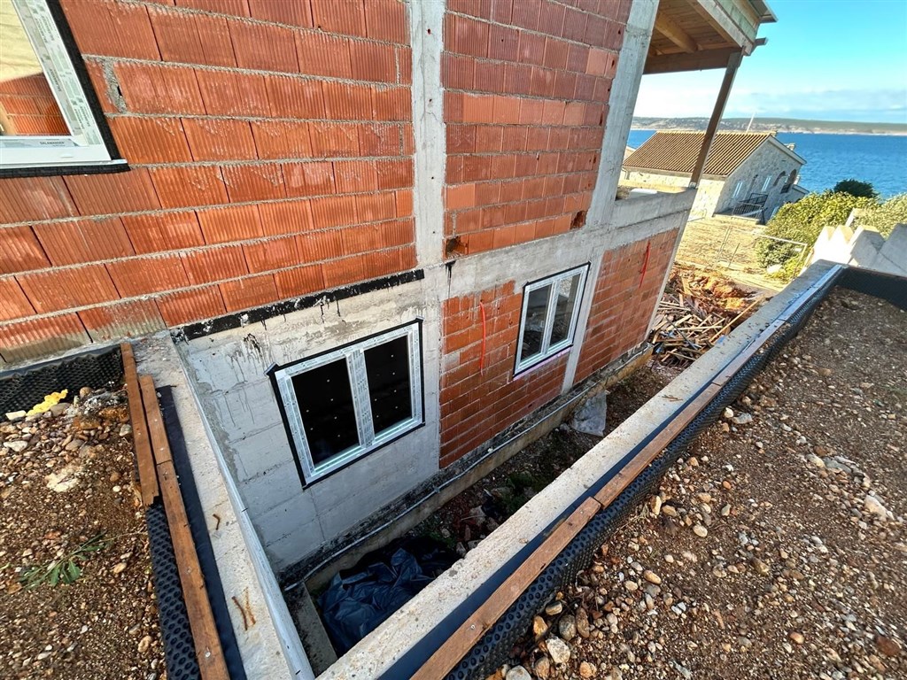 na-prodej-dvoupodlazni-apartman-se-3-loznicemi-a-zahradkou-v-novostavbe-par-metru-od-more-privlaka-chorvatsko