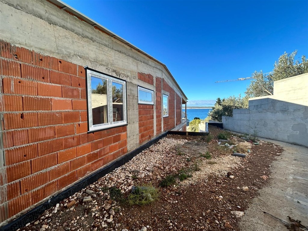 na-prodej-dvoupodlazni-apartman-se-3-loznicemi-a-zahradkou-v-novostavbe-par-metru-od-more-privlaka-chorvatsko