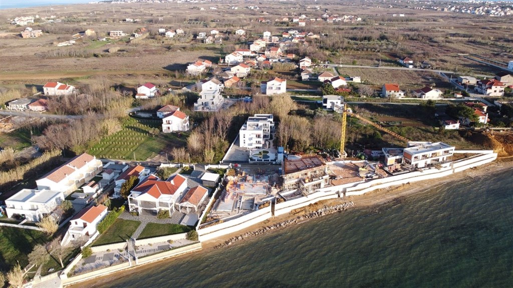 na-prodej-dvoupodlazni-apartman-se-3-loznicemi-a-zahradkou-v-novostavbe-par-metru-od-more-privlaka-chorvatsko