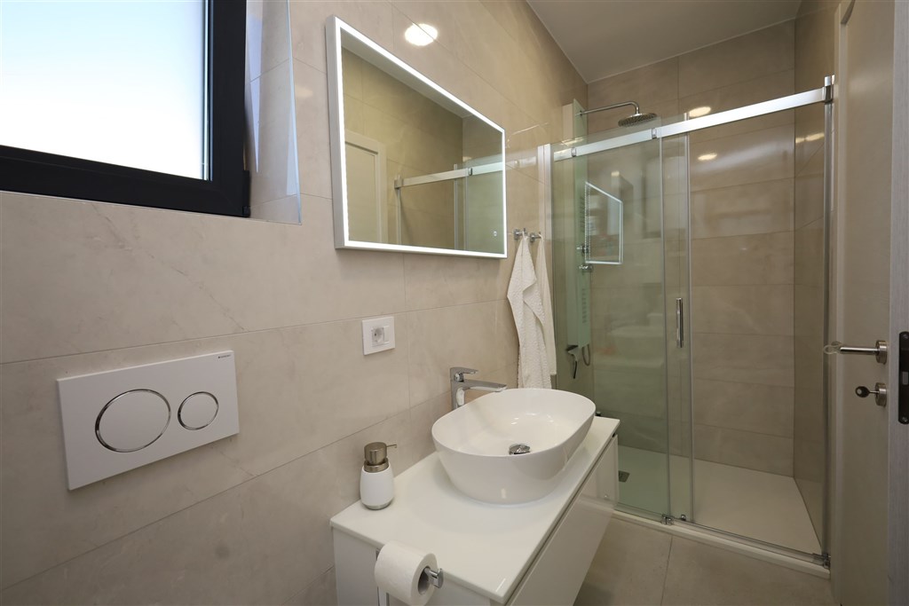 na-prodej-pekne-zarizeny-apartman-pouhych-300-m-od-more-vodice-chorvatsko