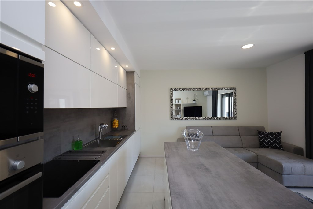 na-prodej-pekne-zarizeny-apartman-pouhych-300-m-od-more-vodice-chorvatsko