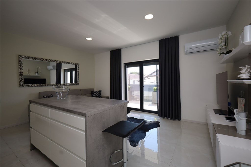 na-prodej-pekne-zarizeny-apartman-pouhych-300-m-od-more-vodice-chorvatsko