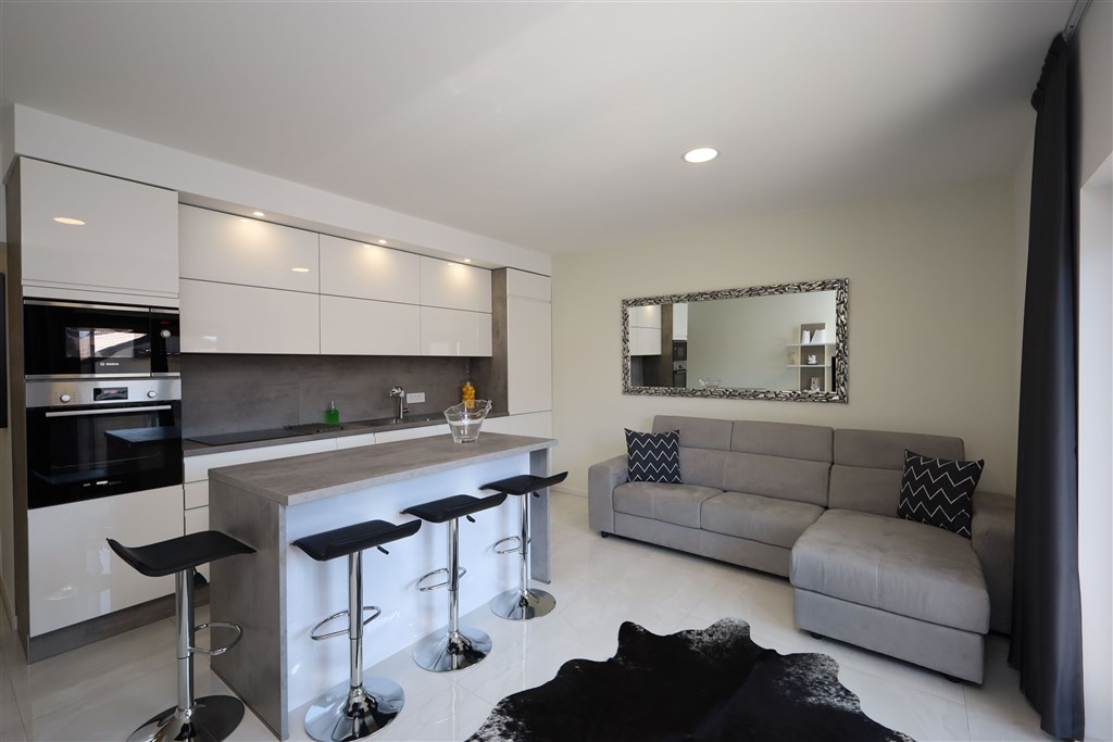 na-prodej-pekne-zarizeny-apartman-pouhych-300-m-od-more-vodice-chorvatsko