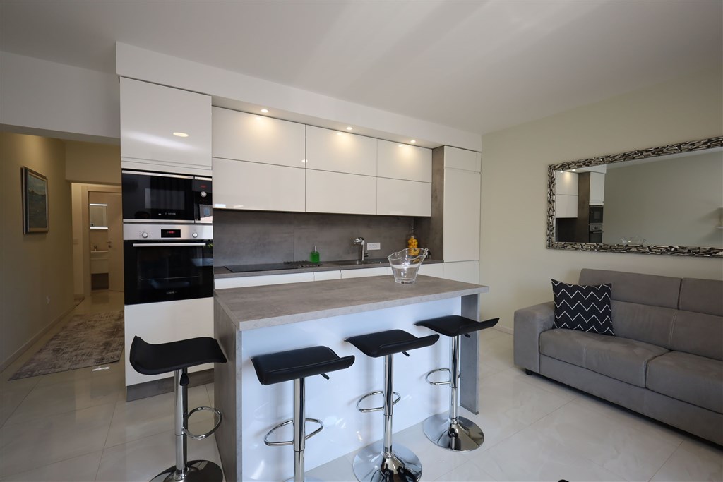 na-prodej-pekne-zarizeny-apartman-pouhych-300-m-od-more-vodice-chorvatsko