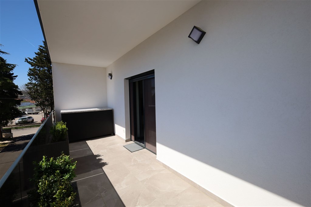 na-prodej-pekne-zarizeny-apartman-pouhych-300-m-od-more-vodice-chorvatsko